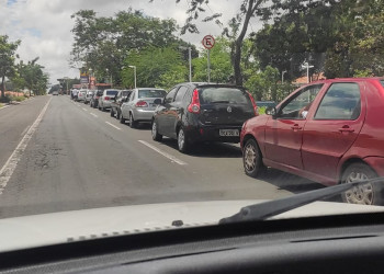 Veículos formam filas para abastecer em postos de combustíveis em Teresina